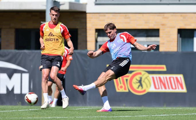 Janik Haberer, Robert Skov am Ball Zweikampf Spielszene Aktion Fußball Fussball Training Bundesliga Herren DFL Saison 2026 2027 12.08.2026 1.FC Union Berlin FCU DFL regulations prohibit any use of photographs as image sequences and or quasi-video. *** Janik Haberer, Robert Skov on the ball, tackle, game scene, action, sports, soccer, soccer training, Bundesliga, men s, DFL, 2026–2027 season, December 8, 2026, 1. FC Union Berlin, FCU. DFL regulations prohibit any use of photographs as image sequences and or quasi-video.