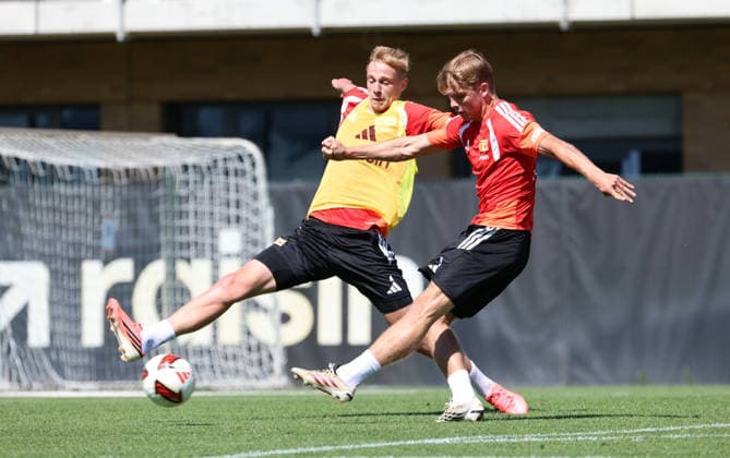Zeno Van Den Bosch, Andras Schäfer am Ball Zweikampf Spielszene Aktion Fußball Fussball Training Bundesliga Herren DFL Saison 2026 2027 12.08.2026 1.FC Union Berlin FCU DFL regulations prohibit any use of photographs as image sequences and or quasi-video. *** Zeno Van Den Bosch, Andras Schäfer with the ball; tackle; game scene; action; sports; soccer; soccer training; Bundesliga; men s; DFL; 2026–2027 season; December 8, 2026; 1. FC Union Berlin; FCU; DFL regulations prohibit any use of photographs as image sequences and or quasi-video