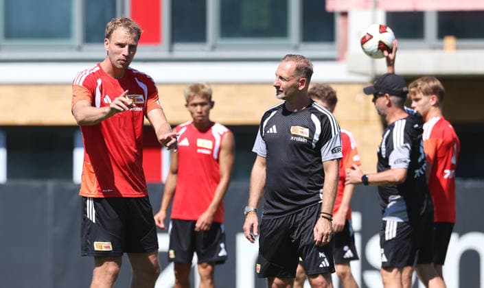 Marvin Friedrich redet mit Trainer Mauro Lustrinelli Aktion Oberkörper Fußball Fussball Training Bundesliga Herren DFL Saison 2026 2027 12.08.2026 1.FC Union Berlin FCU DFL regulations prohibit any use of photographs as image sequences and or quasi-video. *** Marvin Friedrich talks with coach Mauro Lustrinelli. Upper body exercise. Sports. Soccer. Soccer training. Bundesliga. Men s. DFL. 2026–2027 season. December 8, 2026. 1. FC Union Berlin (FCU). DFL regulations prohibit any use of photographs as image sequences and or quasi-video.
