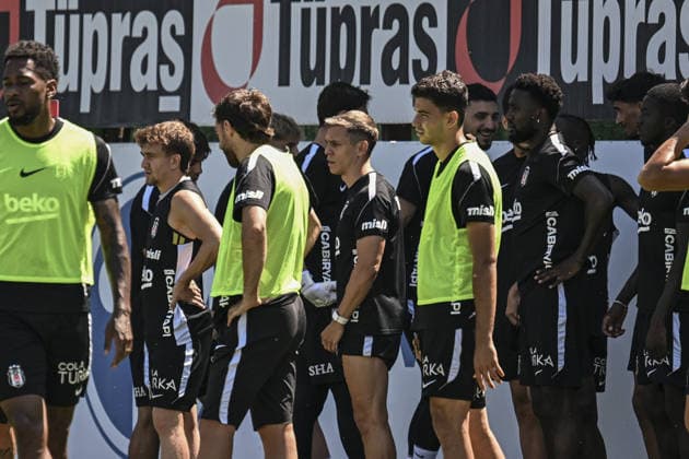 Besiktas complete preparations for UEFA Europa League second leg against Hradec Kralove ISTANBUL, TURKIYE - AUGUST 12: Besiktas Leandro Trossard (C) attends a training session at BJK Nevzat Demir Training Facilities in Istanbul, Turkiye, on August 12, 2026, as the team completes preparations for the second-leg match against Czech side Hradec Kralove in the UEFA Europa League third qualifying round. Murat Sengul Anadolu Istanbul Turkey. Editorial use only. Please get in touch for any other usage.  Copyright: x2026xAnadoluxMuratxSengulx