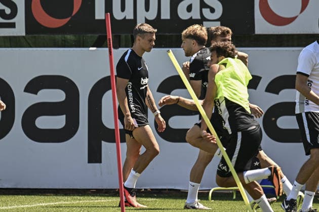 Besiktas complete preparations for UEFA Europa League second leg against Hradec Kralove ISTANBUL, TURKIYE - AUGUST 12: Besiktas Leandro Trossard (L) attends a training session at BJK Nevzat Demir Training Facilities in Istanbul, Turkiye, on August 12, 2026, as the team completes preparations for the second-leg match against Czech side Hradec Kralove in the UEFA Europa League third qualifying round. Murat Sengul Anadolu Istanbul Turkey. Editorial use only. Please get in touch for any other usage.  Copyright: x2026xAnadoluxMuratxSengulx