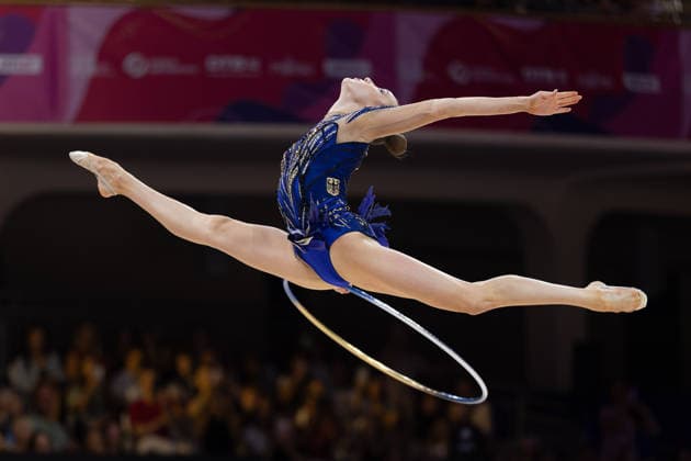 Weltmeisterschaft der Rhythmischen Sportgymnastik Darja Varfolomeev (Deutschland) während ihrer Übung mit dem Reifen. Weltmeisterschaft der Rhythmischen Sportgymnastik vom 11. bis zum 16. August in der Festhalle in Frankfurt am Main. Qualifikation Tag 1., Frankfurt am Main Hessen Deutschland Festhalle *** World Rhythmic Gymnastics Championships: Darja Varfolomeev of Germany during her hoop routine. World Rhythmic Gymnastics Championships, August 11–16, at the Festhalle in Frankfurt am Main. Qualifying Round, Day 1, Frankfurt am Main, Hesse, Germany, Festhalle