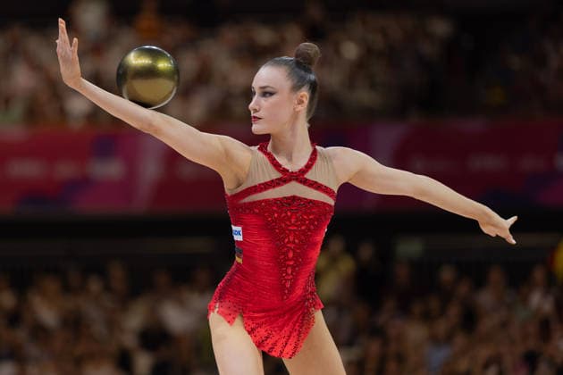 Weltmeisterschaft der Rhythmischen Sportgymnastik Darja Varfolomeev (Deutschland) während ihrer Übung mit dem Ball. Weltmeisterschaft der Rhythmischen Sportgymnastik vom 11. bis zum 16. August in der Festhalle in Frankfurt am Main. Qualifikation Tag 1., Frankfurt am Main Hessen Deutschland Festhalle *** World Rhythmic Gymnastics Championships: Darja Varfolomeev of Germany during her ball routine. World Rhythmic Gymnastics Championships, August 11–16, at the Festhalle in Frankfurt am Main. Qualifying Round, Day 1, Frankfurt am Main, Hesse, Germany, Festhalle