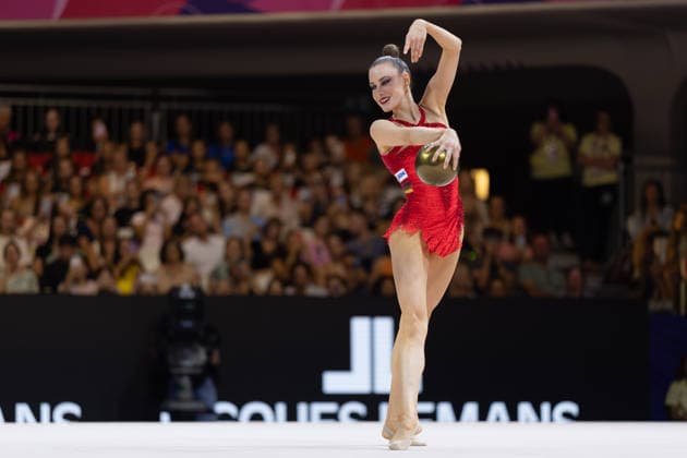 Weltmeisterschaft der Rhythmischen Sportgymnastik Darja Varfolomeev (Deutschland) während ihrer Übung mit dem Ball. Weltmeisterschaft der Rhythmischen Sportgymnastik vom 11. bis zum 16. August in der Festhalle in Frankfurt am Main. Qualifikation Tag 1., Frankfurt am Main Hessen Deutschland Festhalle *** World Rhythmic Gymnastics Championships: Darja Varfolomeev of Germany during her ball routine. World Rhythmic Gymnastics Championships, August 11–16, at the Festhalle in Frankfurt am Main. Qualifying Round, Day 1, Frankfurt am Main, Hesse, Germany, Festhalle