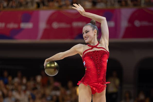Weltmeisterschaft der Rhythmischen Sportgymnastik Darja Varfolomeev (Deutschland) während ihrer Übung mit dem Ball. Weltmeisterschaft der Rhythmischen Sportgymnastik vom 11. bis zum 16. August in der Festhalle in Frankfurt am Main. Qualifikation Tag 1., Frankfurt am Main Hessen Deutschland Festhalle *** World Rhythmic Gymnastics Championships: Darja Varfolomeev of Germany during her ball routine. World Rhythmic Gymnastics Championships, August 11–16, at the Festhalle in Frankfurt am Main. Qualifying Round, Day 1, Frankfurt am Main, Hesse, Germany, Festhalle