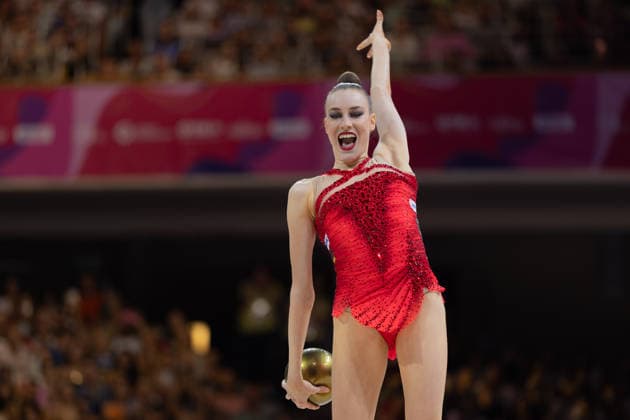 Weltmeisterschaft der Rhythmischen Sportgymnastik Darja Varfolomeev (Deutschland) während ihrer Übung mit dem Ball. Weltmeisterschaft der Rhythmischen Sportgymnastik vom 11. bis zum 16. August in der Festhalle in Frankfurt am Main. Qualifikation Tag 1., Frankfurt am Main Hessen Deutschland Festhalle *** World Rhythmic Gymnastics Championships: Darja Varfolomeev of Germany during her ball routine. World Rhythmic Gymnastics Championships, August 11–16, at the Festhalle in Frankfurt am Main. Qualifying Round, Day 1, Frankfurt am Main, Hesse, Germany, Festhalle