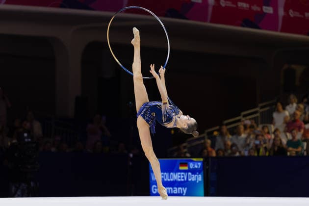 Weltmeisterschaft der Rhythmischen Sportgymnastik Darja Varfolomeev (Deutschland) während ihrer Übung mit dem Reifen. Weltmeisterschaft der Rhythmischen Sportgymnastik vom 11. bis zum 16. August in der Festhalle in Frankfurt am Main. Qualifikation Tag 1., Frankfurt am Main Hessen Deutschland Festhalle *** World Rhythmic Gymnastics Championships: Darja Varfolomeev of Germany during her hoop routine. World Rhythmic Gymnastics Championships, August 11–16, at the Festhalle in Frankfurt am Main. Qualifying Round, Day 1, Frankfurt am Main, Hesse, Germany, Festhalle