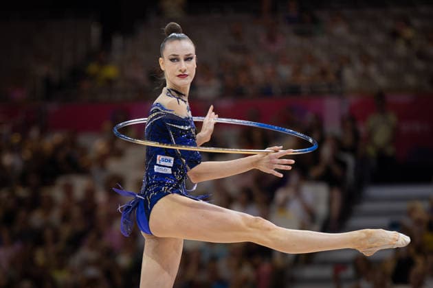 Weltmeisterschaft der Rhythmischen Sportgymnastik Darja Varfolomeev (Deutschland) während ihrer Übung mit dem Reifen. Weltmeisterschaft der Rhythmischen Sportgymnastik vom 11. bis zum 16. August in der Festhalle in Frankfurt am Main. Qualifikation Tag 1., Frankfurt am Main Hessen Deutschland Festhalle *** World Rhythmic Gymnastics Championships: Darja Varfolomeev of Germany during her hoop routine. World Rhythmic Gymnastics Championships, August 11–16, at the Festhalle in Frankfurt am Main. Qualifying Round, Day 1, Frankfurt am Main, Hesse, Germany, Festhalle