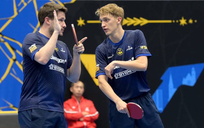 (260812) -- MALMO, Aug. 12, 2026 -- Kristian Karlsson (L) Anton Kallberg communicate with each other during the men s doubles round of 16 match between China s Lin Shidong Wen Ruibo and Sweden s Kristian Karlsson Anton Kallberg at the WTT Europe Smash Sweden 2026 in Malmo, Sweden, Aug. 12, 2026. ) (SP)SWEDEN-MALMO Table tennis, Tischtennis WTT EUROPE SMASH 2026 WengxXinyang 
