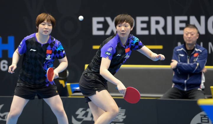 (260812) -- MALMO, Aug. 12, 2026 -- Wang Manyu (C) Kuai Man (L) compete during the women s doubles round of 16 match between China s Wang Manyu Kuai Man and Tatiana Kukulkova (Slovakia) Syndrela Das (India) at the WTT Europe Smash Sweden 2026 in Malmo, Sweden, Aug. 12, 2026. ) (SP)SWEDEN-MALMO Table tennis, Tischtennis WTT EUROPE SMASH 2026 WengxXinyang 