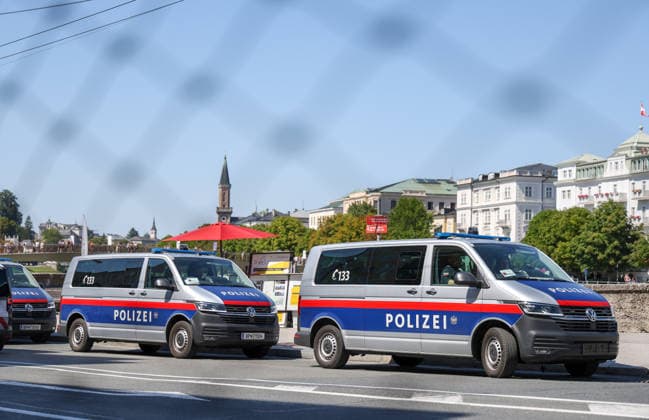 Österreich: Fußball UEFA Super Cup 2026, Finale, Paris Saint-Germain vs Aston Villa FC, Salzburg: Einsatzfahrzeuge der österreichischen Polizei stehen am Spieltag des UEFA Super Cup Finales 2026 zwischen Paris Saint-Germain und Aston Villa FC im Stadtzentrum von Salzburg bereit. Verstärkte Sicherheitsmaßnahmen begleiten das internationale Fußballereignis rund um das Fan Festival und die Innenstadt. *** Austria Soccer UEFA Super Cup 2026, Final, Paris Saint-Germain vs. Aston Villa FC, Salzburg: Austrian police emergency vehicles will be on standby in downtown Salzburg on the day of the 2026 UEFA Super Cup Final between Paris Saint-Germain and Aston Villa FC. Enhanced security measures will be in place for the international soccer event, including the Fan Festival and the downtown area. Copyright: xAymanxAlahmedx