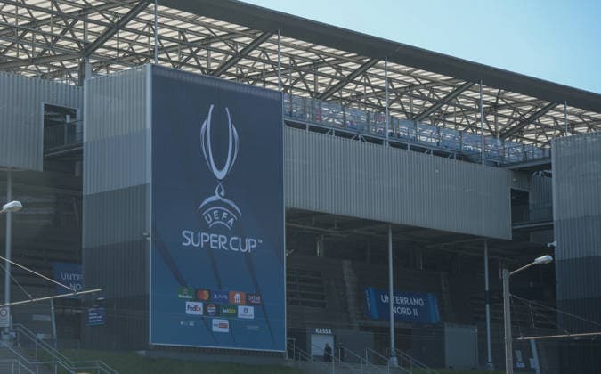 Österreich: Fußball UEFA Super Cup 2026, Finale, Paris Saint-Germain vs Aston Villa FC, Stadion Salzburg (Salzburg): Außenansicht des Stadions Salzburg mit großflächigem UEFA Super Cup 2026 Branding am Spieltag des Finales zwischen Paris Saint-Germain und Aston Villa FC. Sichtbar sind das offizielle Turnierlogo, Sponsorenflächen sowie Eingangsbereiche des Stadions vor dem Anpfiff. *** Austria Soccer UEFA Super Cup 2026, Final, Paris Saint-Germain vs. Aston Villa FC, Salzburg Stadium, Salzburg: Exterior view of the Salzburg Stadium featuring extensive UEFA Super Cup 2026 branding on the day of the final between Paris Saint-Germain and Aston Villa FC. Visible are the official tournament logo, sponsor displays, and the stadium’s entrance areas before kickoff. Copyright: xAymanxAlahmedx