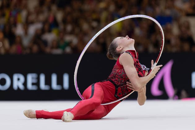 Weltmeisterschaft der Rhythmischen Sportgymnastik Taisiia Onofriichuk (Ukraine) während ihrer Übung mit dem Reifen. Weltmeisterschaft der Rhythmischen Sportgymnastik vom 11. bis zum 16. August in der Festhalle in Frankfurt am Main. Qualifikation Tag 1., Frankfurt am Main Hessen Deutschland Festhalle *** World Rhythmic Gymnastics Championships: Taisiia Onofriichuk of Ukraine during her hoop routine. World Rhythmic Gymnastics Championships, August 11–16, at the Festhalle in Frankfurt am Main. Qualifying Round, Day 1, Frankfurt am Main, Hesse, Germany, Festhalle