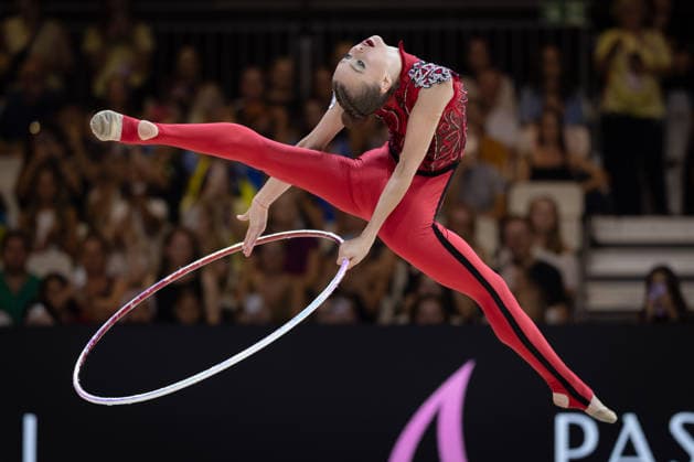 Weltmeisterschaft der Rhythmischen Sportgymnastik Taisiia Onofriichuk (Ukraine) während ihrer Übung mit dem Reifen. Weltmeisterschaft der Rhythmischen Sportgymnastik vom 11. bis zum 16. August in der Festhalle in Frankfurt am Main. Qualifikation Tag 1., Frankfurt am Main Hessen Deutschland Festhalle *** World Rhythmic Gymnastics Championships: Taisiia Onofriichuk of Ukraine during her hoop routine. World Rhythmic Gymnastics Championships, August 11–16, at the Festhalle in Frankfurt am Main. Qualifying Round, Day 1, Frankfurt am Main, Hesse, Germany, Festhalle