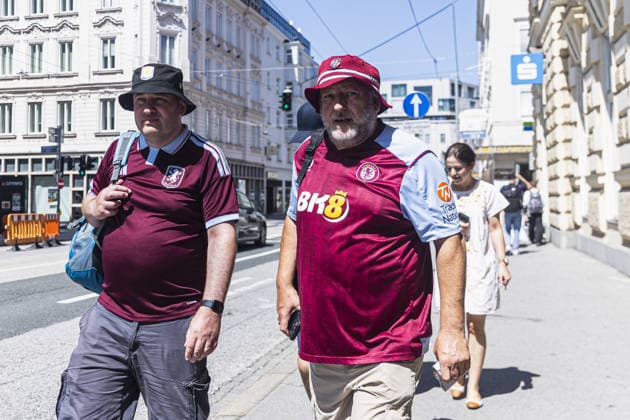 Aston Villa fans poses for a photo prior to the UEFA Super Cup Final match between Paris Saint-Germain and Aston Villa at Red Bull Arena, Salzburg, Wals-Siezenheim on August 12th,2026 (Photo by Joao Bravo Sports Press Photo)  Copyright: xJoaoxBravo SportsxPressxPhotox Sportspressphoto_SPR204566