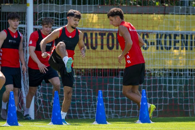 Regionalliga Nordost -Saison 26 27 Hallescher FC Training Neuzugang Osman Atilgan Halle, Deutschland 12.August 2026: Im Bild:v.li.Neuzugang Osman Atilgan (Halle) und Soufian Benyamina (Halle) Halle Saale Leuna Chemie Stadion Sachsen-Anhalt Deutschland *** Regionalliga Northeast, Season 26–27: Hallescher FC Training Session with New Signing Osman Atilgan, Halle, Germany, August 12, 2026. Pictured, from left: New signing Osman Atilgan (Halle) and Soufian Benyamina (Halle), Halle Saale Leuna Chemie Stadium, Saxony-Anhalt, Germany