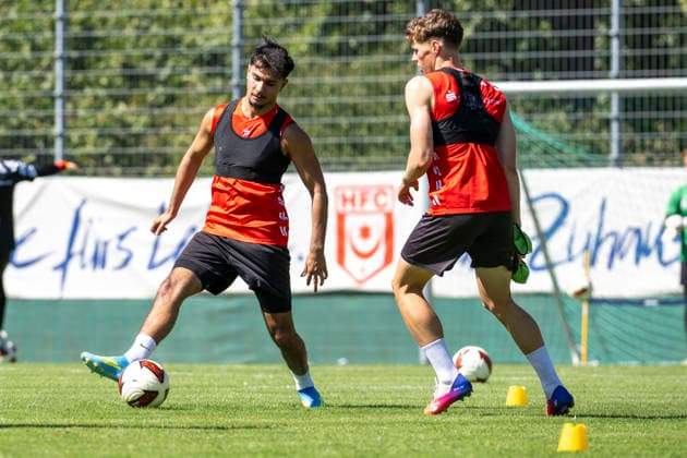 Regionalliga Nordost -Saison 26 27 Hallescher FC Training Neuzugang Osman Atilgan Halle, Deutschland 12.August 2026: Im Bild:v.li.Neuzugang Osman Atilgan (Halle) und Felix Langhammer (Halle) Halle Saale Leuna Chemie Stadion Sachsen-Anhalt Deutschland *** Regionalliga Northeast, Season 26–27: Hallescher FC Training – New Signing Osman Atilgan, Halle, Germany, August 12, 2026. Pictured, from left: New signing Osman Atilgan (Halle) and Felix Langhammer (Halle), Halle Saale Leuna Chemie Stadium, Saxony-Anhalt, Germany