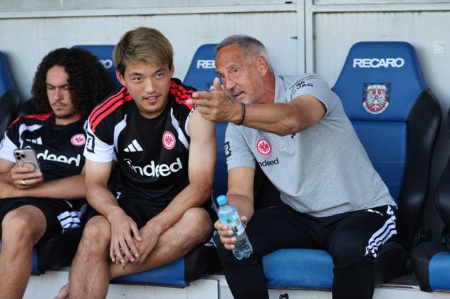 12.08.2026, Fussball Testspiel, FSV Frankfurt - Eintracht Frankfurt, v.l., Ritsu Doan (Eintracht Frankfurt) und Trainer Adi Hütter (Eintracht Frankfurt) im Gespräch, gibt Anweisung DFL DFB REGULATIONS PROHIBIT ANY USE OF PHOTOGRAPHS AS IMAGE SEQUENCES AND OR QUASI-VIDEO. xdcx *** August 12, 2026, Soccer Friendly Match, FSV Frankfurt vs. Eintracht Frankfurt, from left: Ritsu Doan of Eintracht Frankfurt and coach Adi Hütter of Eintracht Frankfurt in conversation; Hütter is giving instructions. DFL and DFB regulations prohibit any use of photographs as image sequences and or quasi-video. xdcx Copyright: HMBxMedia Claus