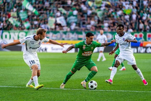 SOCCER - UEFA ECL, Rapid vs Paide VIENNA,AUSTRIA,12.AUG.26 - SOCCER - UEFA Conference League, qualification, SK Rapid Wien vs Paide Linnameeskond. Image shows Martin Miller (Paide), Marco Tilio (Rapid) and Modou Sohna (Paide).  GEPAxpictures xKevinxHackner