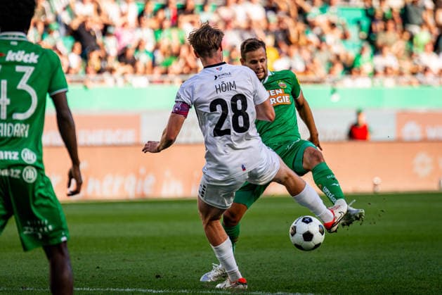 SOCCER - UEFA ECL, Rapid vs Paide VIENNA,AUSTRIA,12.AUG.26 - SOCCER - UEFA Conference League, qualification, SK Rapid Wien vs Paide Linnameeskond. Image shows Louis Schaub (Rapid) and Oskar Hoim (Paide).  GEPAxpictures xKevinxHackner