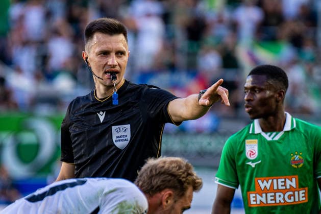 SOCCER - UEFA ECL, Rapid vs Paide VIENNA,AUSTRIA,12.AUG.26 - SOCCER - UEFA Conference League, qualification, SK Rapid Wien vs Paide Linnameeskond. Image shows referee Denys Shurman (UKR) and Romeo Amane (Rapid).  GEPAxpictures xKevinxHackner