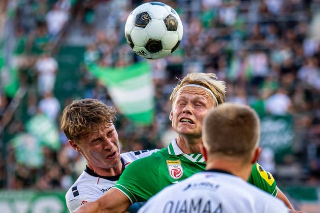SOCCER - UEFA ECL, Rapid vs Paide VIENNA,AUSTRIA,12.AUG.26 - SOCCER - UEFA Conference League, qualification, SK Rapid Wien vs Paide Linnameeskond. Image shows Oskar Hoim (Paide) and Tobias Gulliksen (Rapid).  GEPAxpictures xKevinxHackner