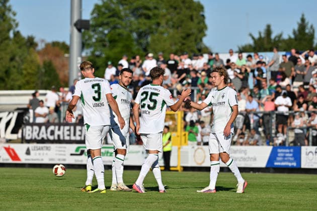 12.08.2026; Velbert; Fussball, Herren, Saison 2026 2027, Testspiel SSVg Velbert vs. Borussia Moenchengladbach Torjubel Gladbach nach dem Tor zum 0-2 bei v. li. Isac Lidberg (Gladbach), Kevin Stoeger (Gladbach), Torschuetze Robin Hack (Gladbach, 25), Hugo Bolin (Gladbach) DFL regulations prohibit any use of photographs as image sequences and or quasi-video. IMS Arena Nordrhein-Westfalen Deutschland *** August 12, 2026 Velbert Soccer, Men s, 2026–2027 Season, Friendly Match: SSVg Velbert vs. Borussia Mönchengladbach. Gladbach players celebrate after scoring the 0–2 goal (from left to right): Isac Lidberg (Gladbach), Kevin Stoeger (Gladbach), goal scorer Robin Hack (Gladbach), 25, Hugo Bolin (Gladbach). DFL regulations prohibit any use of photographs as image sequences and or quasi-video. IMS Arena, North Rhine-Westphalia, Germany