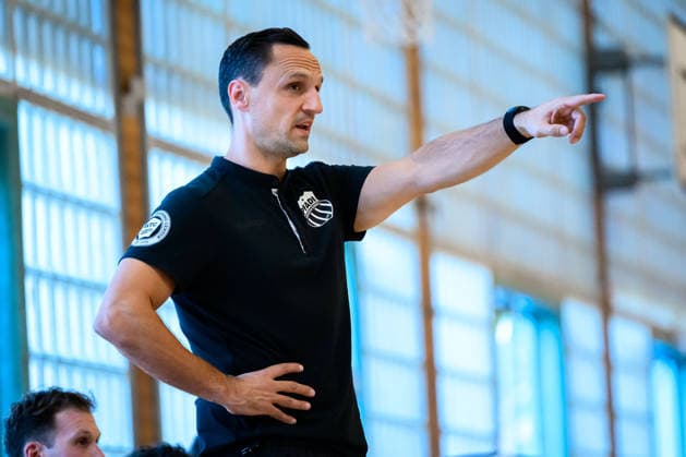 Bietigheim: HBL - 26 27 - SG BBM Bietigheim - Pfadi Winterthur Trainer Goran Cvetkovic (Winterthur) Bietigheim-Bissingen Halle am Viadukt Baden-Württemberg Deutschland *** Bietigheim HBL 26 27 SG BBM Bietigheim Pfadi Winterthur Coach Goran Cvetkovic Winterthur Bietigheim Bissingen Halle am Viadukt Baden-Württemberg Germany