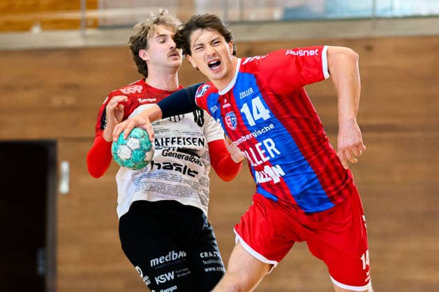 Bietigheim: HBL - 26 27 - SG BBM Bietigheim - Pfadi Winterthur v.li. Daniel Parkomenko (Winterthur), Fynn Nicolaus (Bietigheim) Bietigheim-Bissingen Halle am Viadukt Baden-Württemberg Deutschland *** Bietigheim HBL 26 27 SG BBM Bietigheim Pfadi Winterthur (from left): Daniel Parkomenko (Winterthur), Fynn Nicolaus (Bietigheim), Bietigheim Bissingen, Halle am Viadukt, Baden-Württemberg, Germany