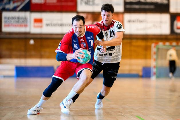 Bietigheim: HBL - 26 27 - SG BBM Bietigheim - Pfadi Winterthur v. li. im Zweikampf Dominik Claus (Bietigheim) und Tazio Baumann (Winterthur) Bietigheim-Bissingen Halle am Viadukt Baden-Württemberg Deutschland *** Bietigheim HBL 26 27 SG BBM Bietigheim Pfadi Winterthur (from left) in a one-on-one matchup: Dominik Claus (Bietigheim) and Tazio Baumann (Winterthur); Bietigheim Bissingen Hall at the Viaduct, Baden-Württemberg, Germany