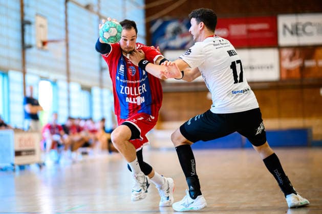 Bietigheim: HBL - 26 27 - SG BBM Bietigheim - Pfadi Winterthur v. li. im Zweikampf Dominik Claus (Bietigheim) und Lukas Heer (Winterthur) Bietigheim-Bissingen Halle am Viadukt Baden-Württemberg Deutschland *** Bietigheim HBL 26 27 SG BBM Bietigheim Pfadi Winterthur (from left) in a one-on-one battle: Dominik Claus (Bietigheim) and Lukas Heer (Winterthur) Bietigheim Bissingen Halle am Viadukt Baden-Württemberg Germany