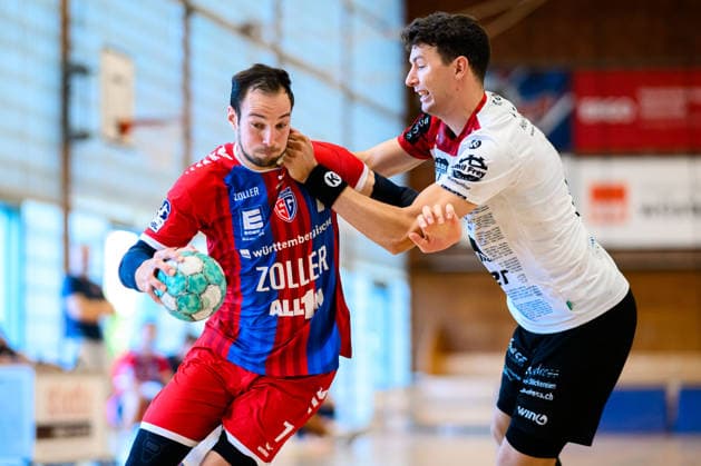 Bietigheim: HBL - 26 27 - SG BBM Bietigheim - Pfadi Winterthur v. li. im Zweikampf Dominik Claus (Bietigheim) und Lukas Heer (Winterthur) Bietigheim-Bissingen Halle am Viadukt Baden-Württemberg Deutschland *** Bietigheim HBL 26 27 SG BBM Bietigheim Pfadi Winterthur (from left) in a one-on-one battle: Dominik Claus (Bietigheim) and Lukas Heer (Winterthur) Bietigheim Bissingen Halle am Viadukt Baden-Württemberg Germany