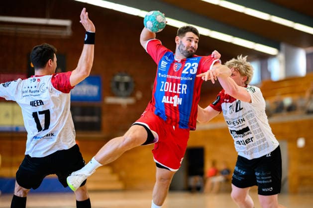 Bietigheim: HBL - 26 27 - SG BBM Bietigheim - Pfadi Winterthur v. li. im Zweikampf Marcus Norrbrink (Bietigheim) und Misha Romer (Winterthur) Bietigheim-Bissingen Halle am Viadukt Baden-Württemberg Deutschland *** Bietigheim HBL 26 27 SG BBM Bietigheim Pfadi Winterthur (from left) in a one-on-one battle: Marcus Norrbrink (Bietigheim) and Misha Romer (Winterthur) Bietigheim Bissingen Halle am Viadukt Baden-Württemberg Germany
