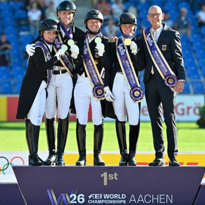 Aachen, Hauptstadion, 12.08.26, GER, FEI World Championships Aachen 2026, Lambertz-Preis, Grand Prix Team Dressur Bild: Siegerfoto des Weltmeisters Team Deutschland v.li.Isabell WERTH (Deutschland), Frederic WANDRES (Deutschland), Raphael NETZ (Deutschland), Katharina HEMMER (Deutschland) und Teamchef Klaus ROESER (Deutschland) Nordrhein-Westfalen Deutschland *** Aachen, Main Stadium, August 12, 2026, GER, FEI World Championships Aachen 2026, Lambertz Prize, Grand Prix Team Dressage—Winning photo of the World Champion Team Germany (from left): Isabell WERTH (Germany), Frederic WANDRES (Germany), Raphael NETZ (Germany), Katharina HEMMER (Germany), and team manager Klaus ROESER (Germany, North Rhine-Westphalia, Germany)
