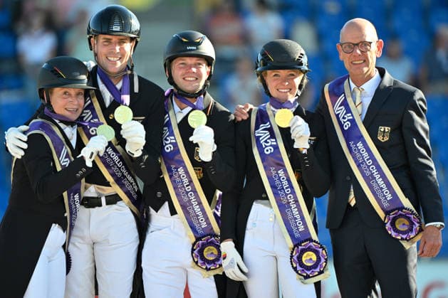 Aachen, Hauptstadion, 12.08.26, GER, FEI World Championships Aachen 2026, Lambertz-Preis, Grand Prix Team Dressur Bild: Siegerfoto des Weltmeisters Team Deutschland v.li.Isabell WERTH (Deutschland), Frederic WANDRES (Deutschland), Raphael NETZ (Deutschland), Katharina HEMMER (Deutschland) und Teamchef Klaus ROESER (Deutschland) Nordrhein-Westfalen Deutschland *** Aachen, Main Stadium, August 12, 2026, GER, FEI World Championships Aachen 2026, Lambertz Prize, Grand Prix Team Dressage—Winning photo of the World Champion Team Germany (from left): Isabell WERTH (Germany), Frederic WANDRES (Germany), Raphael NETZ (Germany), Katharina HEMMER (Germany), and team manager Klaus ROESER (Germany, North Rhine-Westphalia, Germany)