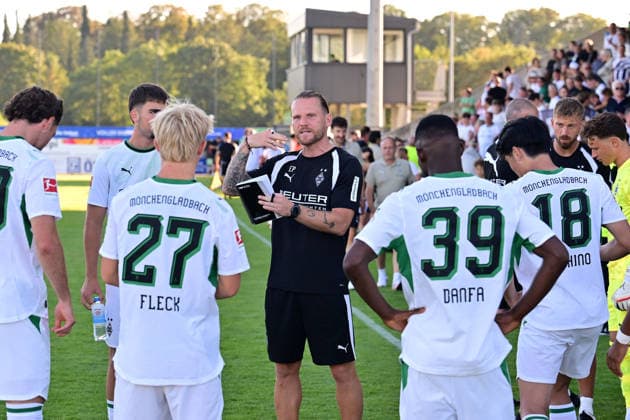 12.08.2026; Velbert; Fussball, Herren, Saison 2026 2027, Testspiel SSVg Velbert vs. Borussia Moenchengladbach Eugen Polanski (Trainer Gladbach, Mitte) gibt dem Team, welches in der zweiten Halbzeit spielt Anweisungen DFL regulations prohibit any use of photographs as image sequences and or quasi-video. IMS Arena Nordrhein-Westfalen Deutschland *** August 12, 2026 Velbert Soccer, Men s, 2026–2027 season, Friendly Match: SSVg Velbert vs. Borussia Mönchengladbach. Eugen Polanski, Gladbach’s coach, stands in the center giving instructions to the team playing in the second half. DFL regulations prohibit any use of photographs as image sequences and or quasi-video. IMS Arena, North Rhine-Westphalia, Germany