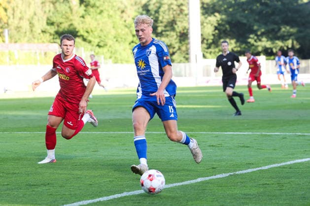 12.08.2026, Fussball, Herren, Regionalliga Nord, 16. Spieltag, FC Eintracht Norderstedt - BSV Kickers Emden Bent Andresen (blau 15 BSV Kickers Emden) im Zweikampf mit Leon Pesch (18 FC Eintracht Norderstedt) *** August 12, 2026, Soccer, Men s, Regionalliga Nord, Matchday 16, FC Eintracht Norderstedt vs. BSV Kickers Emden, Bent Andresen (blue) 15, BSV Kickers Emden in a tackle with Leon Pesch 18, FC Eintracht Norderstedt