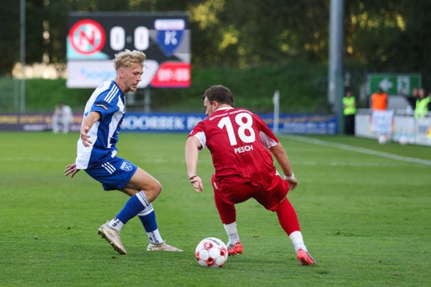 12.08.2026, Fussball, Herren, Regionalliga Nord, 16. Spieltag, FC Eintracht Norderstedt - BSV Kickers Emden Bent Andresen (blau 15 BSV Kickers Emden) im Zweikampf mit Leon Pesch (18 FC Eintracht Norderstedt) *** August 12, 2026, Soccer, Men s, Regionalliga Nord, Matchday 16, FC Eintracht Norderstedt vs. BSV Kickers Emden, Bent Andresen (blue) 15, BSV Kickers Emden in a tackle with Leon Pesch 18, FC Eintracht Norderstedt