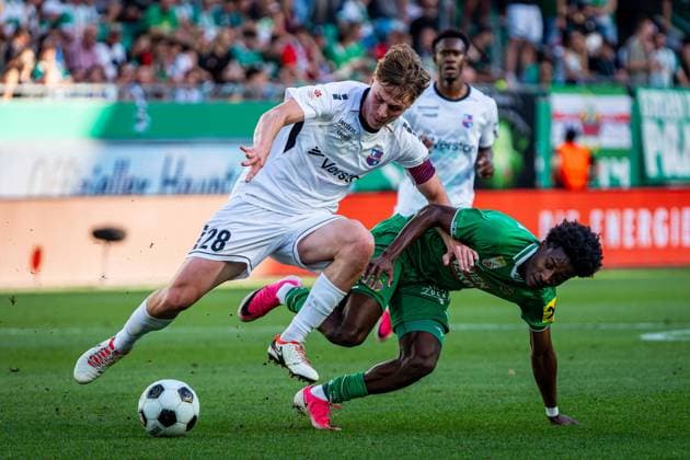 SOCCER - UEFA ECL, Rapid vs Paide VIENNA,AUSTRIA,12.AUG.26 - SOCCER - UEFA Conference League, qualification, SK Rapid Wien vs Paide Linnameeskond. Image shows Oskar Hoim (Paide) and Moulaye Haidara (Rapid).  GEPAxpictures xKevinxHackner