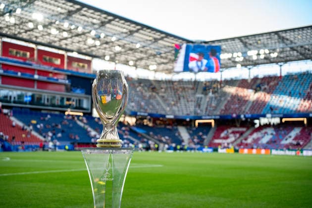 Official Trophy seen during the UEFA Super Cup 2026 match between Paris Saint-Germain and Aston Villa (Kazimierz Koper Ball Raw Images) Salzburg Red Bull Arena Austria Copyright: xKazimierzxKoperx KAZ_PSGvAST-5