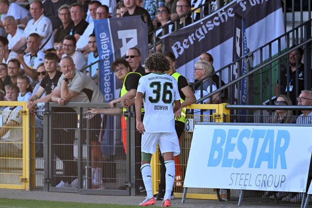 12.08.2026; Velbert; Fussball, Herren, Saison 2026 2027, Testspiel SSVg Velbert vs. Borussia Moenchengladbach Wael Mohya (Gladbach) humpelt verletzt vom Platz. Sein linker Oberschenkel ist bandagiert DFL regulations prohibit any use of photographs as image sequences and or quasi-video. IMS Arena Nordrhein-Westfalen Deutschland *** August 12, 2026 Velbert Soccer, Men s, 2026–2027 Season, Friendly Match: SSVg Velbert vs. Borussia Mönchengladbach. Wael Mohya (Gladbach) limps off the field injured; his left thigh is bandaged. DFL regulations prohibit any use of photographs as image sequences and or quasi-video. IMS Arena, North Rhine-Westphalia, Germany