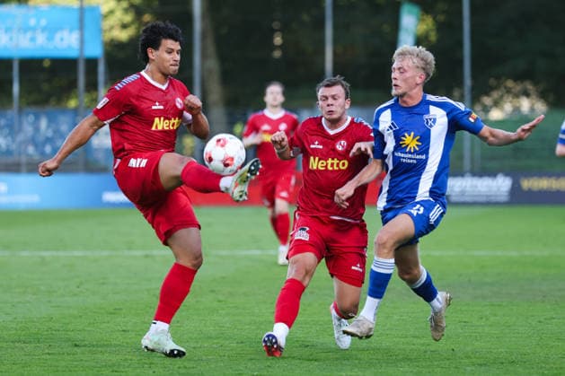 12.08.2026, Fussball, Herren, Regionalliga Nord, 16. Spieltag, FC Eintracht Norderstedt - BSV Kickers Emden Bent Andresen (blau 15 BSV Kickers Emden) im Zweikampf mit Fabian Grau (links 4 FC Eintracht Norderstedt) und Leon Pesch (18 FC Eintracht Norderstedt) *** August 12, 2026, Soccer, Men s, Regionalliga Nord, Matchday 16, FC Eintracht Norderstedt vs. BSV Kickers Emden: Bent Andresen (blue, 15) of BSV Kickers Emden battles for the ball with Fabian Grau (left, 4) of FC Eintracht Norderstedt and Leon Pesch (18) of FC Eintracht Norderstedt