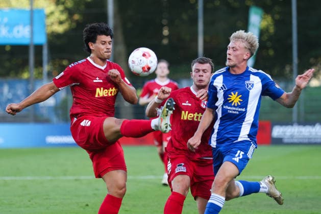 12.08.2026, Fussball, Herren, Regionalliga Nord, 16. Spieltag, FC Eintracht Norderstedt - BSV Kickers Emden Bent Andresen (blau 15 BSV Kickers Emden) im Zweikampf mit Fabian Grau (links 4 FC Eintracht Norderstedt) und Leon Pesch (18 FC Eintracht Norderstedt) *** August 12, 2026, Soccer, Men s, Regionalliga Nord, Matchday 16, FC Eintracht Norderstedt vs. BSV Kickers Emden: Bent Andresen (blue, 15) of BSV Kickers Emden battles for the ball with Fabian Grau (left, 4) of FC Eintracht Norderstedt and Leon Pesch (18) of FC Eintracht Norderstedt