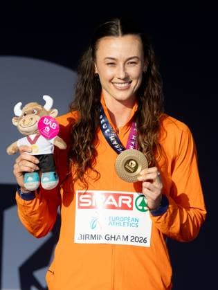 BIRMINGHAM - Nadine Visser during the 100-meter hurdles medal ceremony on the third day of the European Athletics Championships. IRIS VAN DEN BROEK ANP xVIxANPxSportx xxANPxIVx 565329590 originalFilename: 565329590.jpg