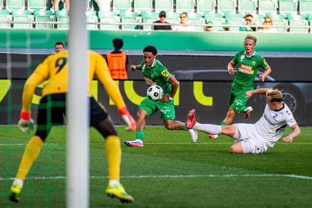 SOCCER - UEFA ECL, Rapid vs Paide VIENNA,AUSTRIA,12.AUG.26 - SOCCER - UEFA Conference League, qualification, SK Rapid Wien vs Paide Linnameeskond. Image shows Ebrima Jarju (Paide), Eaden Roka (Rapid), Michael Lilander (Paide) and Tobias Gulliksen (Rapid).  GEPAxpictures xKevinxHackner