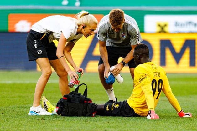 VIENNA, AUSTRIA - 12 AUGUST 2026: Image shows Jarju Ebrima (Paide, 99) with medical staff during UEFA Conference League 2026 27 Third Qualifying Round, Second Leg: SK Rapid Wien vs Paide Linnameeskond at Weststadion on 12 08 2026 in Vienna, Austria. Austria Copyright: xFröhlichxPascalx