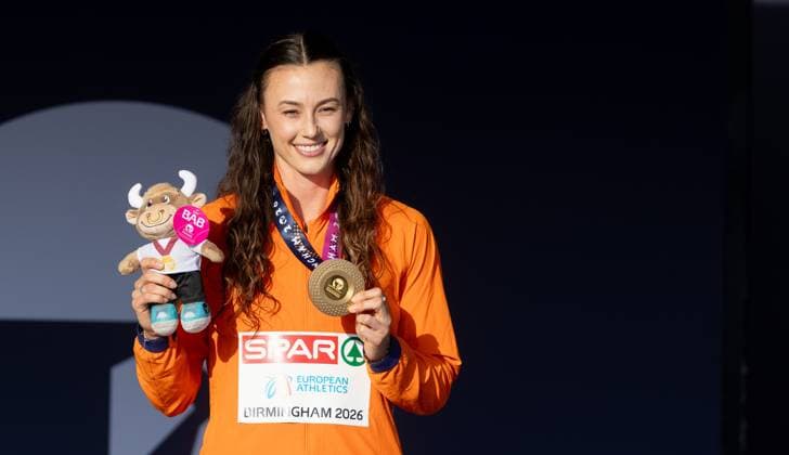 BIRMINGHAM - Nadine Visser during the 100-meter hurdles medal ceremony on the third day of the European Athletics Championships. IRIS VAN DEN BROEK ANP xVIxANPxSportx xxANPxIVx 565329852 originalFilename: 565329852.jpg