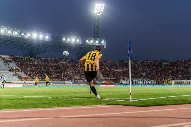 Superbet Supercup Greece, AEK Athen vs. OFI Kreta am 12.08.2026 im Pankritio Stadion in Heraklion Razvan Marin beim Eckball *** Superbet Supercup Greece, AEK Athens vs. OFI Crete on August 12, 2026, at Pankritio Stadium in Heraklion; Razvan Marin taking a corner kick Copyright: xBahhoxKarax