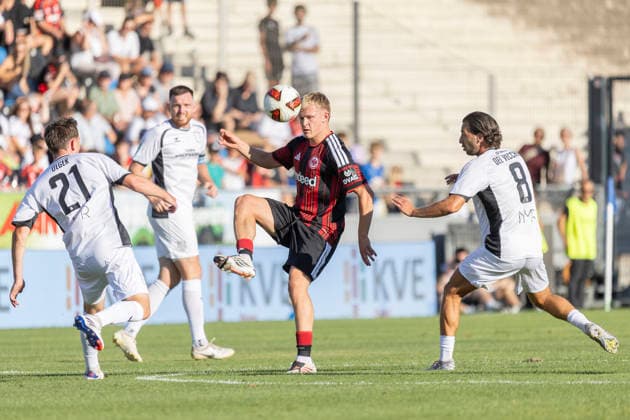 Testspiel: FSV Frankfurt - Eintracht Frankfurt, 12.08.2026 Jonathan Burkardt (Eintracht Frankfurt 9) & David Deger (FSV Frankfurt 21) & Giorgio del Vecchio (FSV Frankfurt 8), FSV Frankfurt - Eintracht Frankfurt, Frankfurt, BBBank Arena, 12.8.2026 *** Friendly Match: FSV Frankfurt vs. Eintracht Frankfurt, August 12, 2026; Jonathan Burkardt (Eintracht Frankfurt) 9, David Deger (FSV Frankfurt) 21, Giorgio del Vecchio (FSV Frankfurt) 8; FSV Frankfurt vs. Eintracht Frankfurt, Frankfurt, BBBank Arena, August 12, 2026 Copyright: xBEAUTIFULxSPORTS Gawlikx