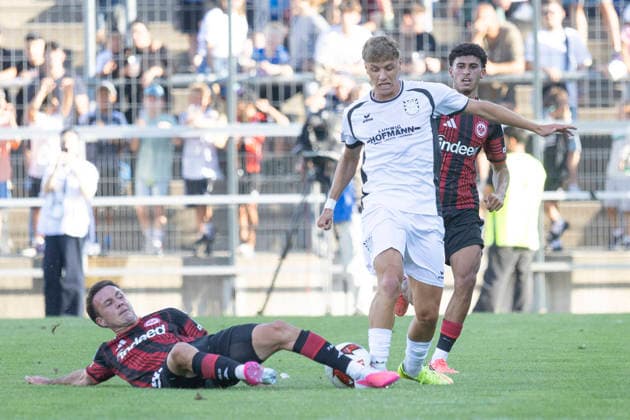 Testspiel: FSV Frankfurt - Eintracht Frankfurt, 12.08.2026 Mario Götze (Eintracht Frankfurt 27) grätscht Emmanuel McDonald (FSV Frankfurt 27) den Ball weg, FSV Frankfurt - Eintracht Frankfurt, Frankfurt, BBBank Arena, 12.8.2026 *** Friendly Match: FSV Frankfurt vs. Eintracht Frankfurt, August 12, 2026. Mario Götze (Eintracht Frankfurt, No. 27) slides in to tackle Emmanuel McDonald (FSV Frankfurt, No. 27) and take the ball away. FSV Frankfurt vs. Eintracht Frankfurt, Frankfurt, BBBank Arena, August 12, 2026 Copyright: xBEAUTIFULxSPORTS Gawlikx